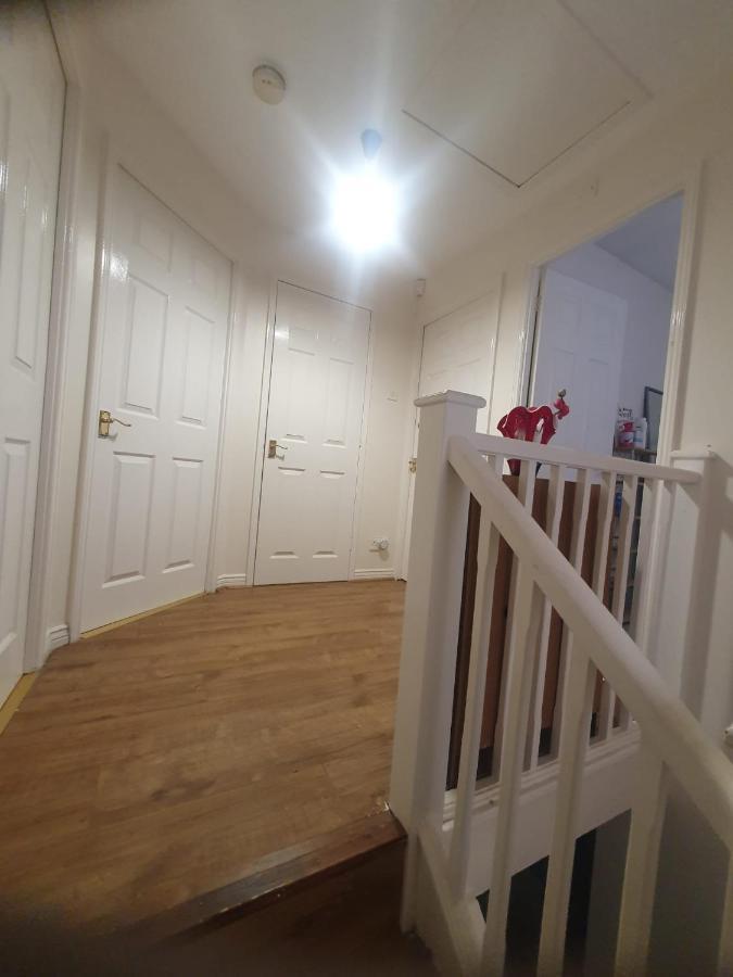 Double Size And Single Room In Barking 外观 照片