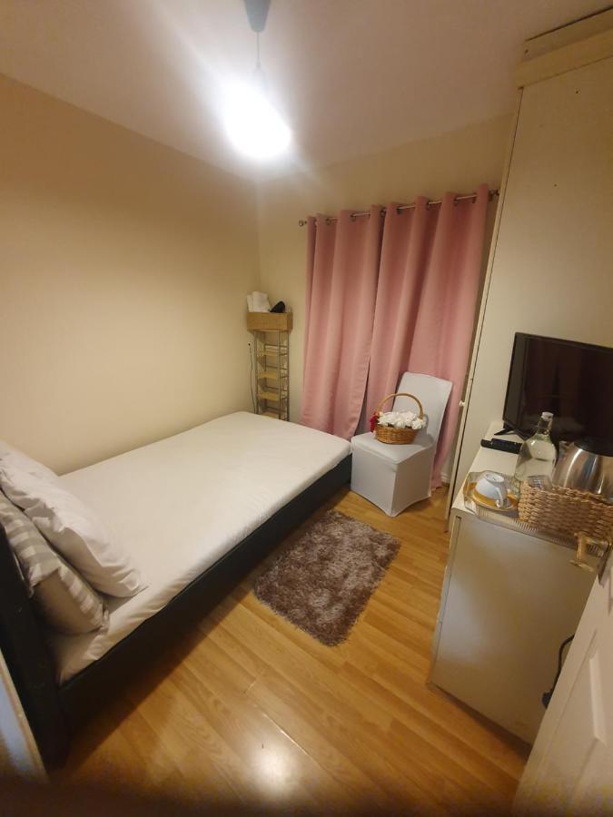 Double Size And Single Room In Barking 外观 照片