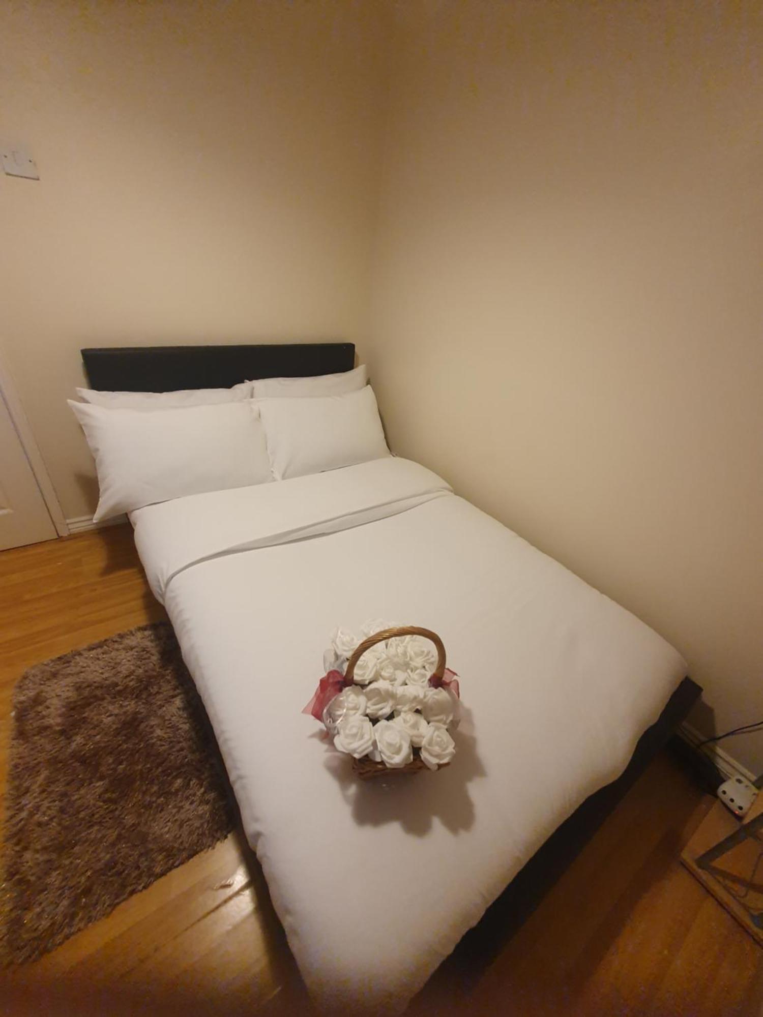 Double Size And Single Room In Barking 外观 照片