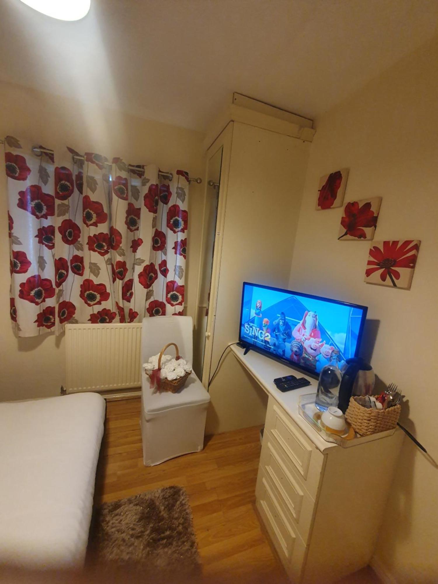 Double Size And Single Room In Barking 外观 照片
